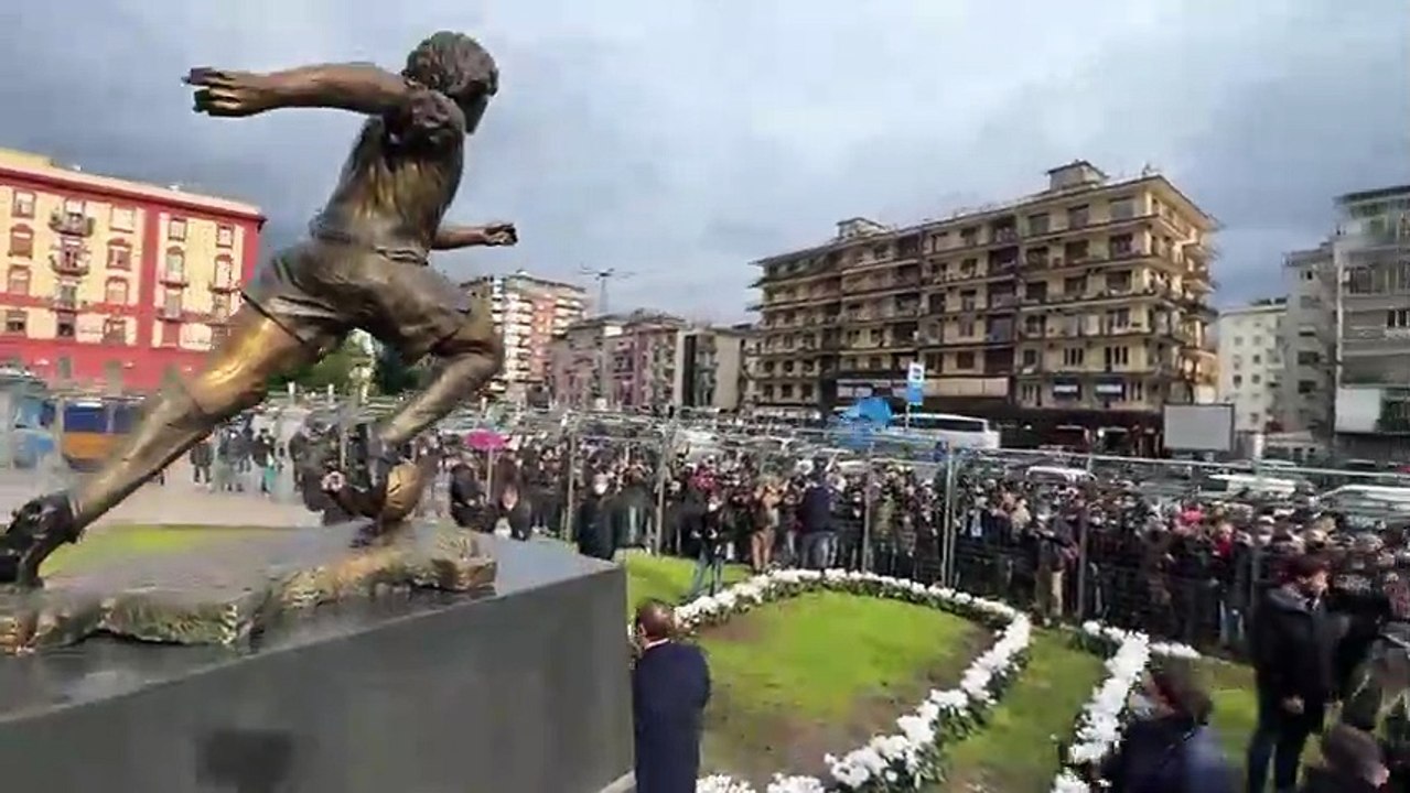 Maradona, che emozione la statua all'ingresso dello stadio: "La gioia raddoppia"
