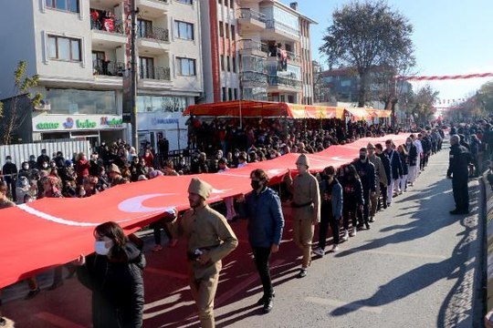 Edirne'de kurtuluş günü kutlaması; 100 metrelik Türk bayrağı taşıdılar