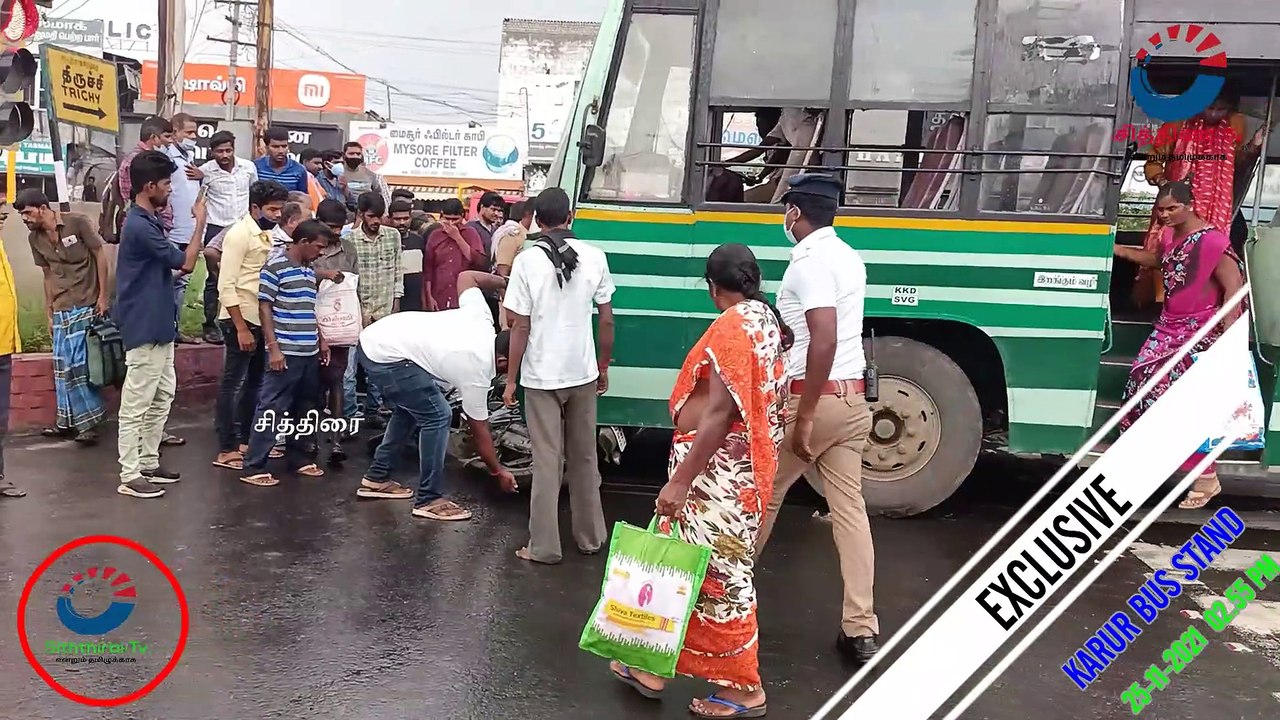 #chithiraitv #டிராபிக் சிக்னலில் திடீர் விபத்து மயிரிழையில் உயிர் தப்பிய வாகன ஒட்டிகளால் பரபரப்பு |