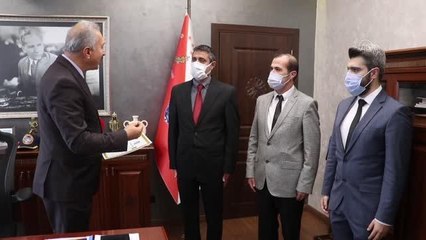 Minibüste unutulan parayı bulan polislere başarı belgesi
