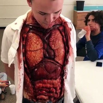 Biri sınıfa böyle gelse nasıl olurdu?