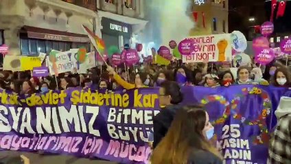 Kadınlar ‘25 Kasım’ için Taksim'de toplandı