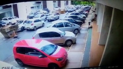 Vídeo: morador flagra assaltante e o expulsa de prédio na Asa Norte
