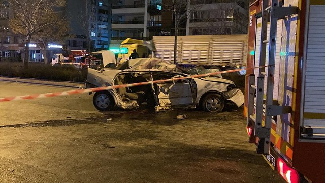 Yarış yaptığı iddia edilen otomobil ağaca çarptı: 2 ölü, 1 yaralı