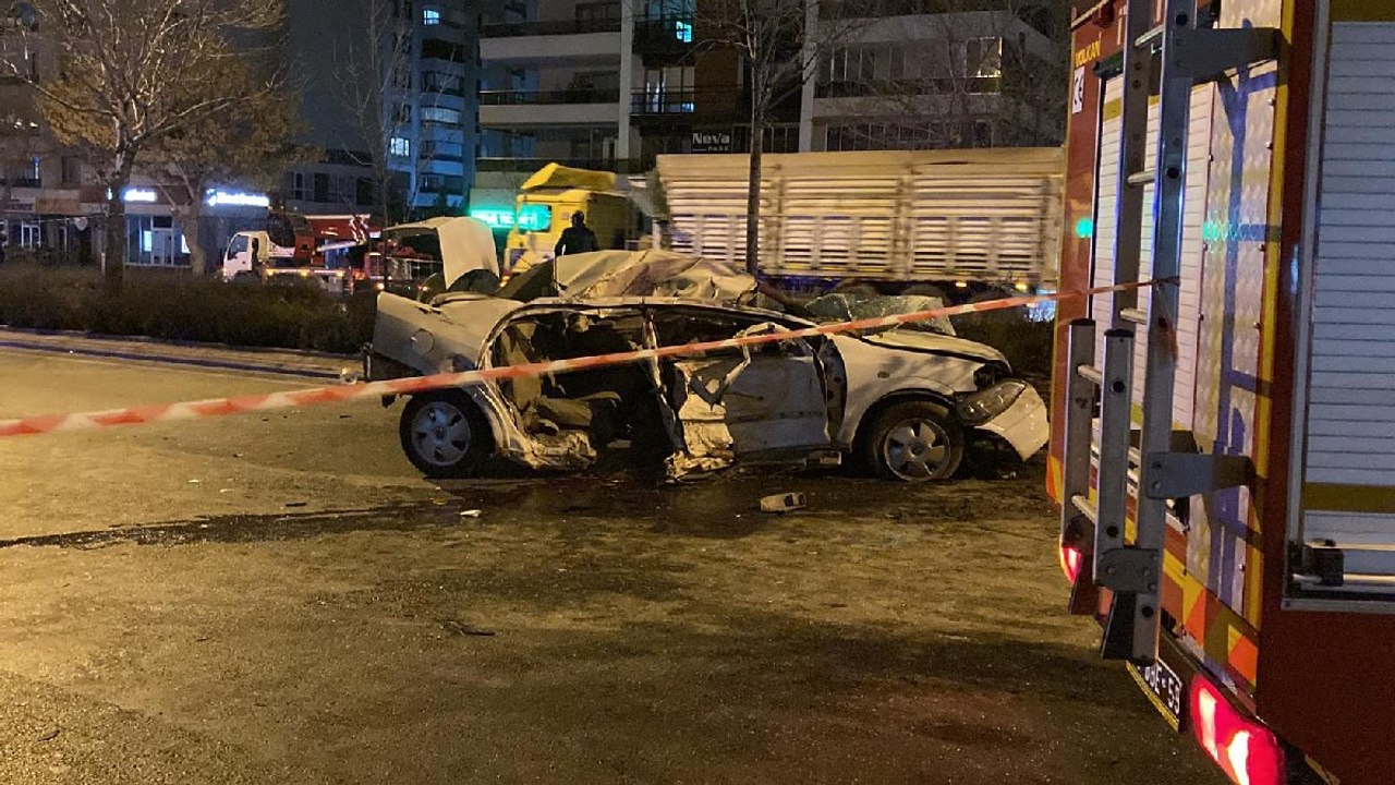 Yarış yaptığı iddia edilen otomobil ağaca çarptı: 2 ölü, 1 yaralı