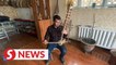 A folk musician introduces Uyghur musical instruments