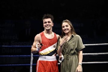 Ringde evlenme teklifi ile hayatını birleştiren çift madalya peşinde