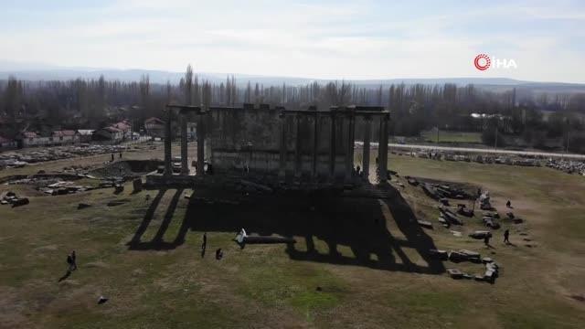 Aizanoi Antik Kenti evlenen çiftlere doğal fotoğraf stüdyosu oldu