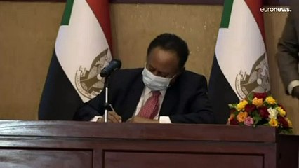 شاهد: عبد الله حمدوك يعود لرئاسة الحكومة السودانية وسط تواصل المظاهرات