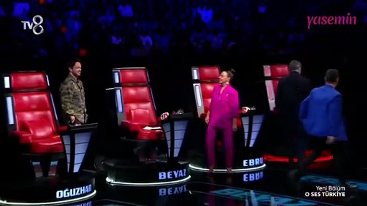 Murat Boz hapşırdı, Beyaz kahkahaya boğdu