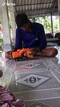 Ông buồn thiu vì mua đồ chơi nhưng cháu không thích, chỉ mê điện thoại: Lớn mới biết tiếc