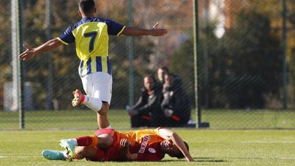 Fenerbahçe geriye düştüğü derbide Galatasaray'a gol oldu yağdı