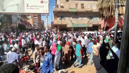 رفع الإقامة الجبرية عن عبد الله حمدوك ومئات السودانيين يتظاهرون في الخرطوم ضد الانقلاب