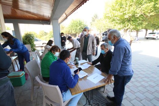 Kaş ilçesindeki mobil sağlık ekipleri vatandaşın ayağına giderek aşılama yapıyor
