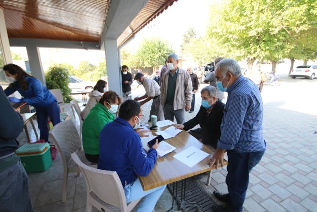 Kaş ilçesindeki mobil sağlık ekipleri vatandaşın ayağına giderek aşılama yapıyor