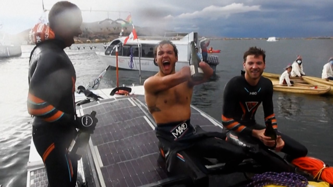 Le nageur quadri-amputé Théo Curin réussit la traversée du lac Titicaca sur 122 km