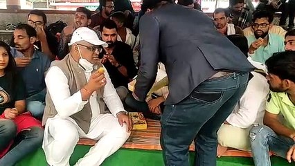 शिक्षा राज्यमंत्री के इस्तीफे पर अभिभावकों ने बांटे लड्डू