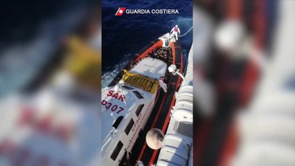 Migranti: maxi salvataggio in Sicilia ma mercoledì in 75 sono morti