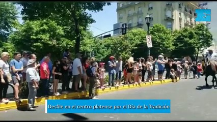 Desfile en el centro platense por el Día de la tradición