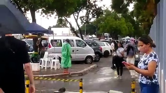 Candidatos do Enem 2021 correm para entrar pelo portão do Ceub, na 906 Norte, no primeiro dia de prova