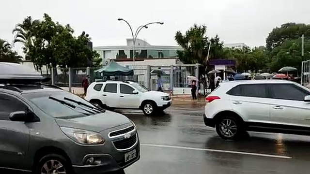 Vídeo: Muita chuva em primeiro dia do Enem na 906 norte.