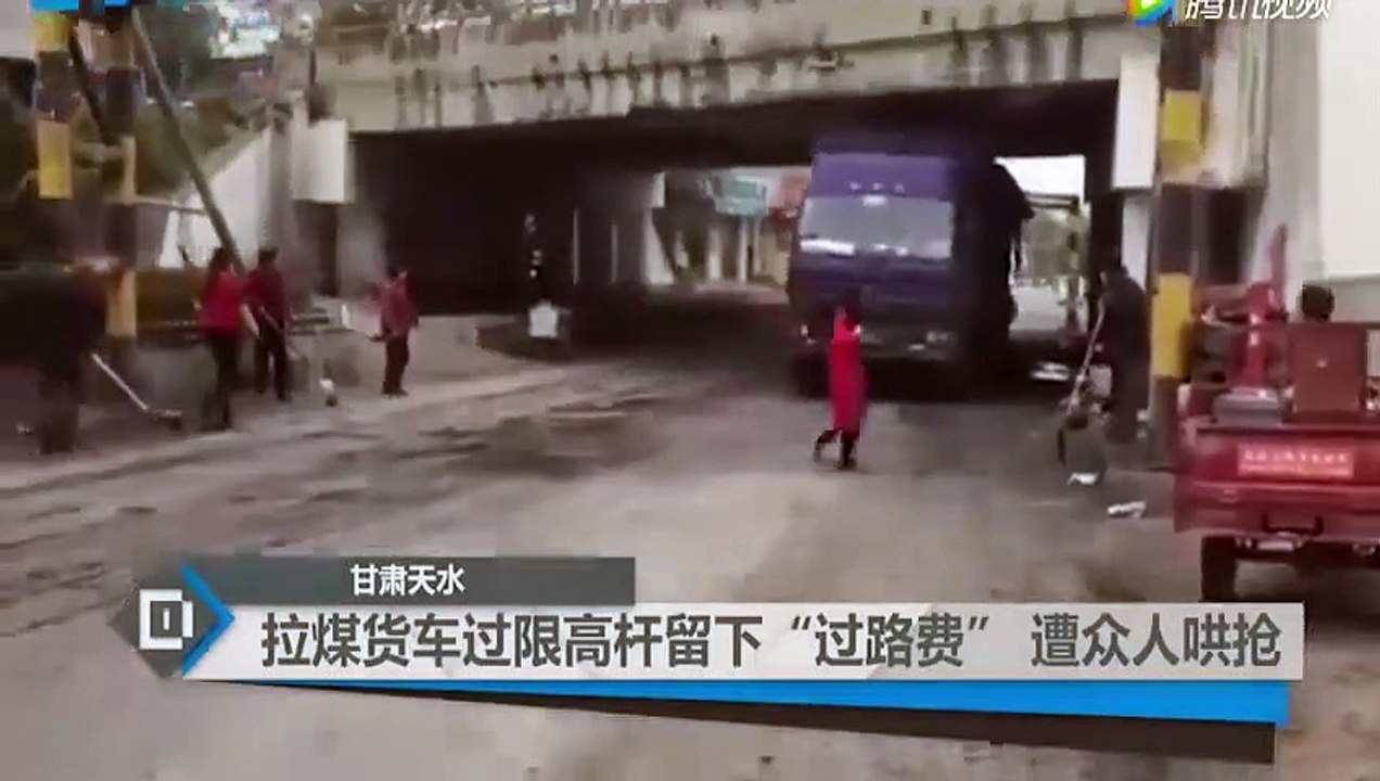 Ces voleurs de charbon attendent impatiemment le passage du camion