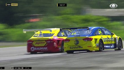 Na briga pelo título, Casagrande e Daniel Serra disputam cada centímetro na etapa de Santa Cruz do Sul (RS) da Stock Car. A manobra deu ao líder do campeonato o 4º lugar na corrida, superando o rival direto pelo título.