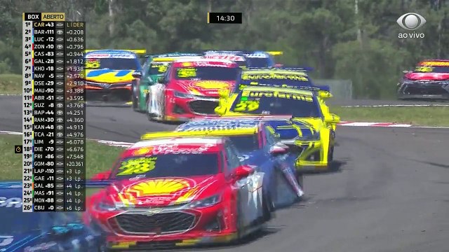 Em uma manobra incrível no final da reta, Rubinho assumiu a liderança da prova.