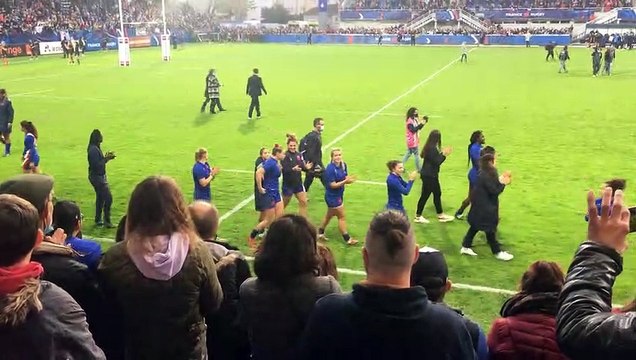 FRANCE – NOUVELLE ZÉLANDE FÉMININES 29 – 7 TOUR D’HONNEUR DES 2 ÉQUIPES FAÇON RUGBY
