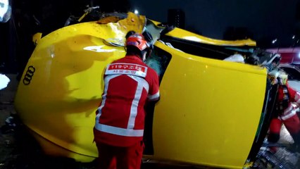 전복된 승용차에 갇힌 운전자...빗길에 음주운전 / YTN