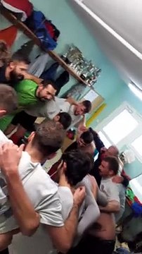 LE VESTIAIRE DE L'AS DU PIC APRÈS LA VICTOIRE FACE À LA VALLÉE DU DOUX.