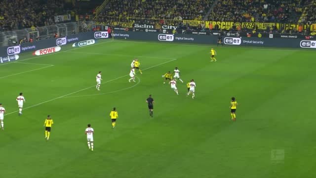 Dortmund leave it late to close gap on Bayern