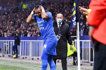 OL - OM : PAYET REÇOIT UNE BOUTEILLE EN PLEINE TÊTE, LE MATCH DÉFINITIVEMENT ARRÊTÉ