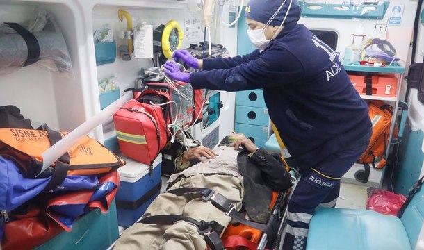 Uçuruma düşen alzeimer hastasının yardım çığlıklarına polis ve itfaiye yetişti