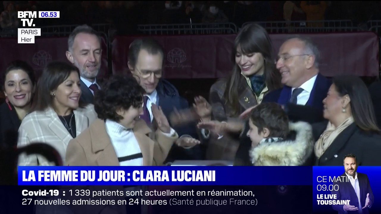 À un mois de Noël, la chanteuse Clara Luciani illumine les Champs-Élysées