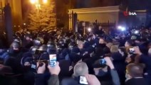 Ukrayna'da, Poroşenko destekçileri Başkanlık binasını basmaya çalıştı