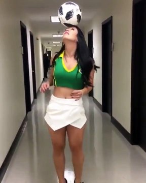 Une jongleuse qui a plus de ballon que 99% des footballeurs de la planète