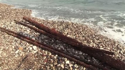 Tüpsüz dalarak Akdeniz'in mavi sularını metal atıklardan temizliyor