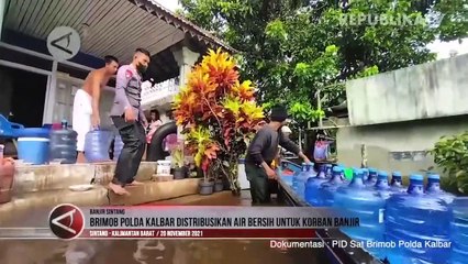 Brimob Kalbar Distribusikan Air Bersih Untuk Korban Banjir