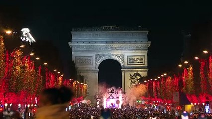 إضاءة جادة الشانزيليزيه في باريس بمناسبة عيد الميلاد
