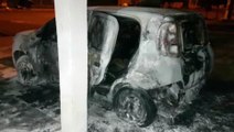Fiat Uno é completamente destruído pelo fogo em incêndio no Riviera
