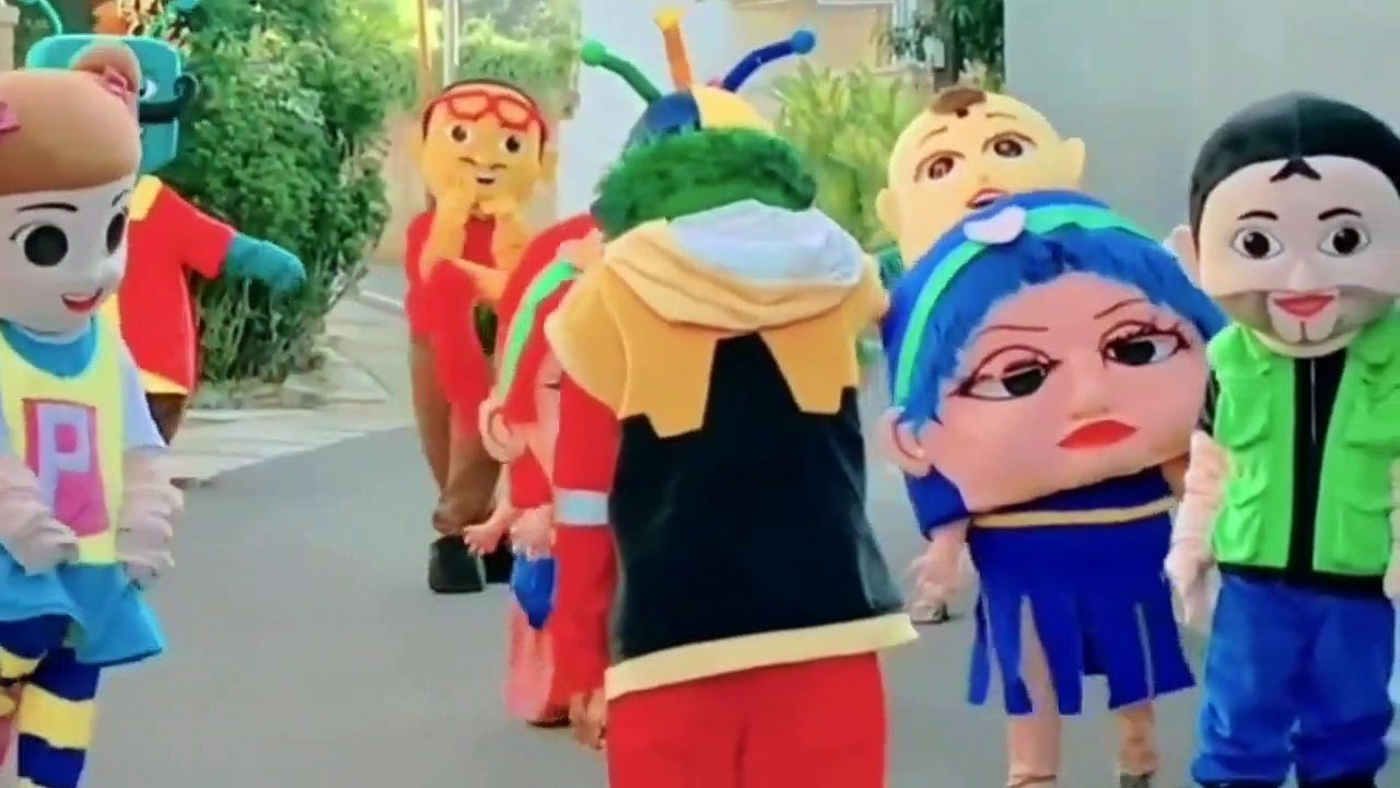 Badut Lucu Belajar Baris Berbaris