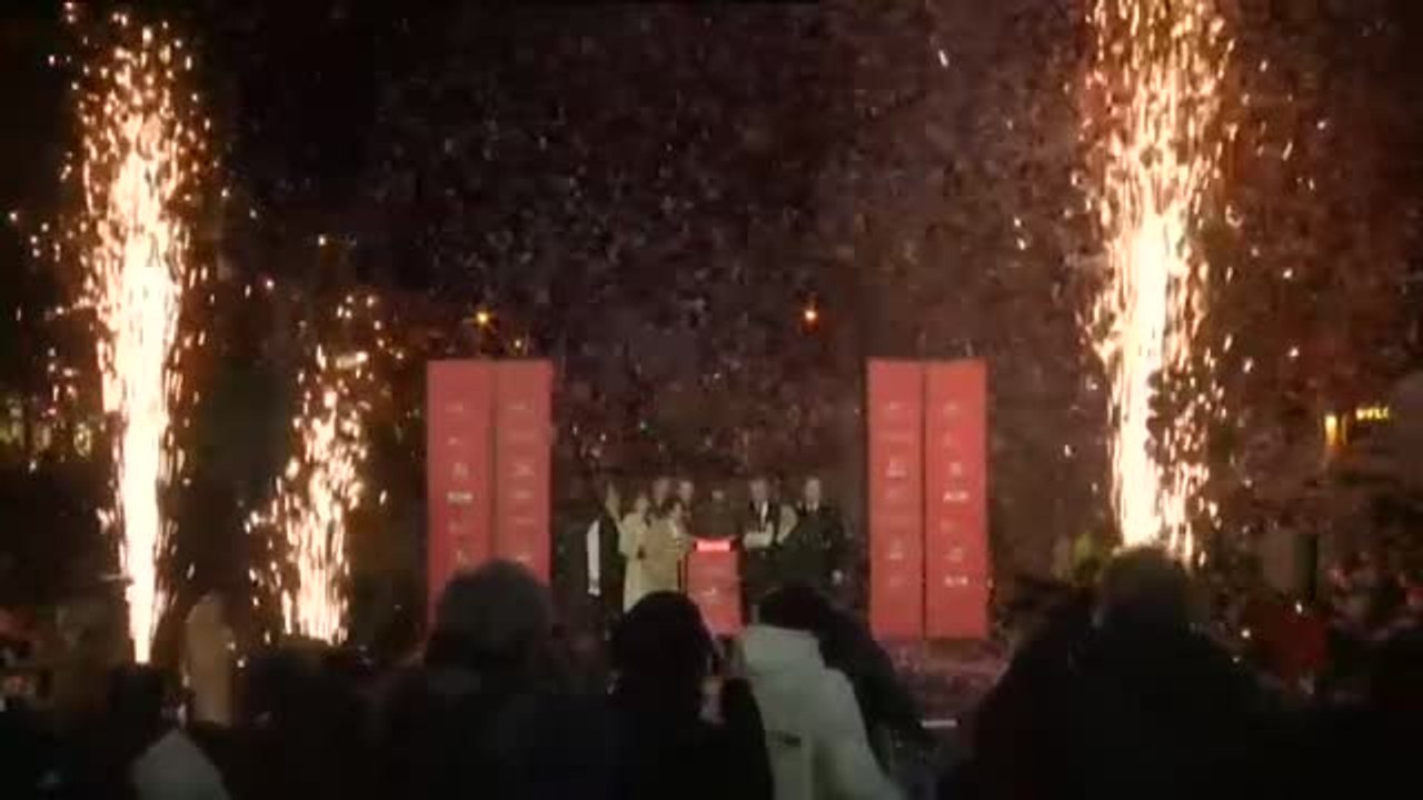 La Navidad llega en forma de luz a los Campos Elíseos de París