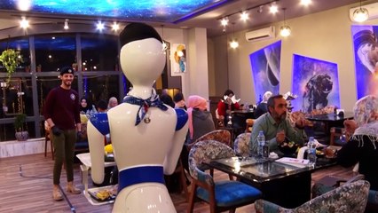 روبوتات تنقل زبائن مطعم بالموصل في رحلة نحو المستقبل
