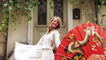 Renowned European singer Maria Elena Infantino introduces traditional Chinese oil-paper umbrella