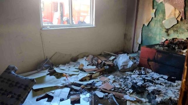 Babası ve ağabeyinin evini benzin dökerek ateşe verdi