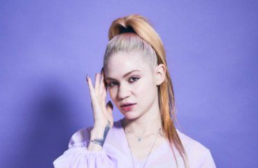 Grimes compare la célébrité à une relation toxique
