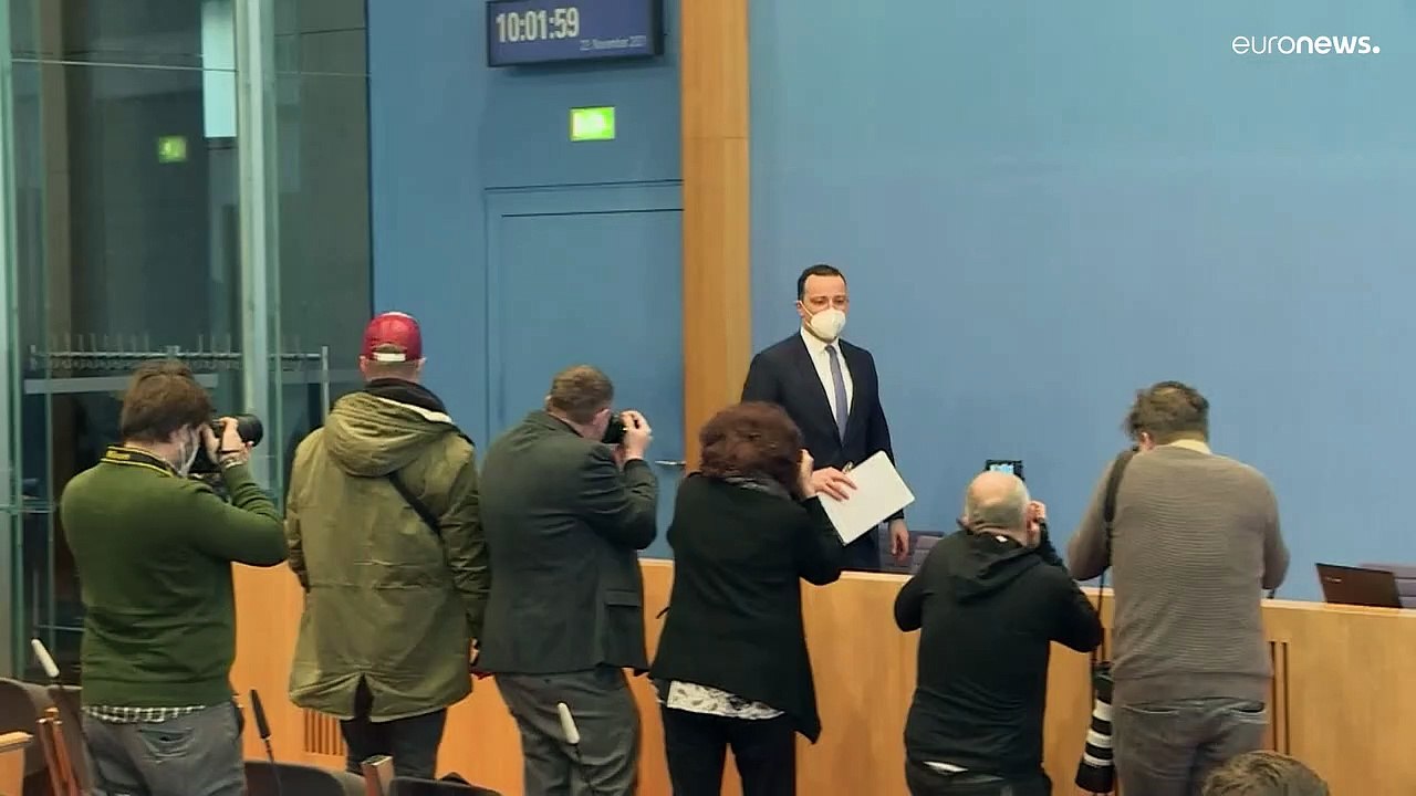 Il ministro tedesco Spahn: "Presto tutti saremo o vaccinati, o guariti, o morti"