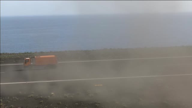 La acumulación de ceniza en el aeropuerto de La Palma obliga a suspender de nuevo todos los vuelos