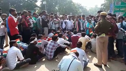 कानून व्यवस्था में हो सुधार, किया प्रदर्शन सौंपा ज्ञापन